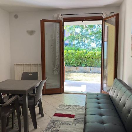 Appartamento Il Faro Con Giardino In Residence Con Piscina デセンツァーノ・デル・ガルダ エクステリア 写真