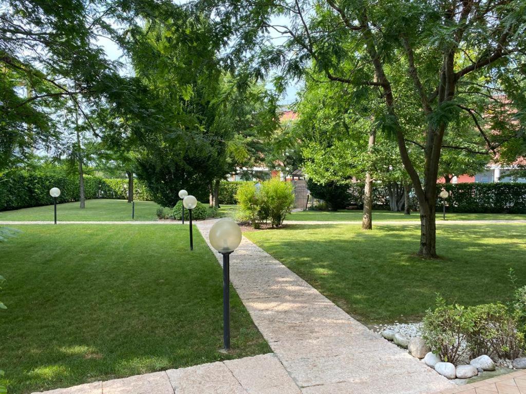 Appartamento Il Faro Con Giardino In Residence Con Piscina デセンツァーノ・デル・ガルダ エクステリア 写真