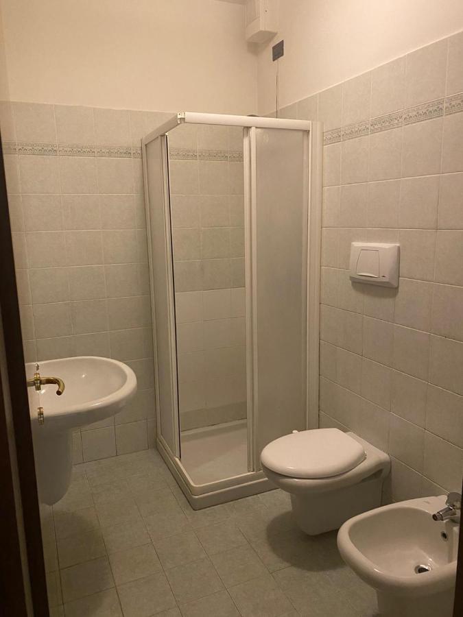 Appartamento Il Faro Con Giardino In Residence Con Piscina デセンツァーノ・デル・ガルダ エクステリア 写真