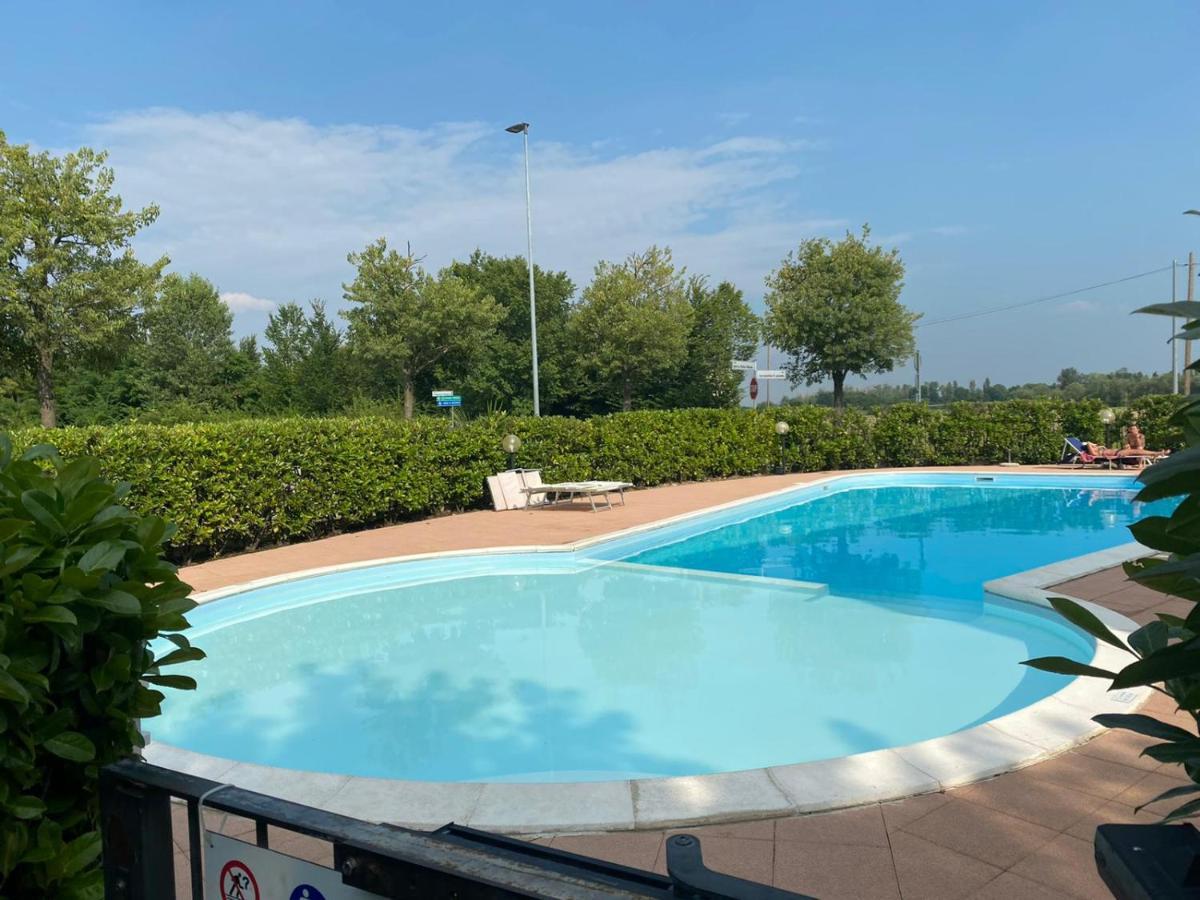 Appartamento Il Faro Con Giardino In Residence Con Piscina デセンツァーノ・デル・ガルダ エクステリア 写真
