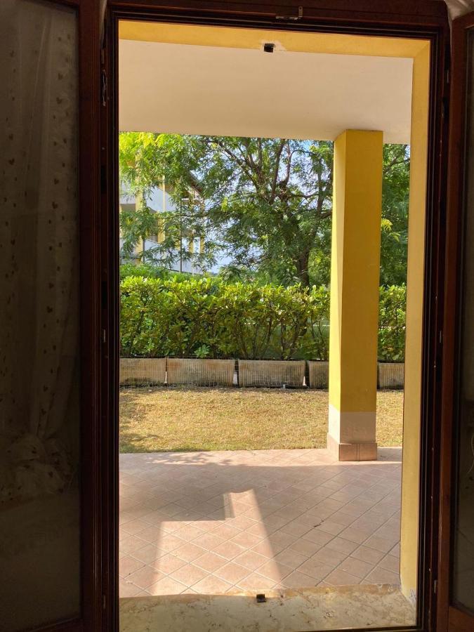 Appartamento Il Faro Con Giardino In Residence Con Piscina デセンツァーノ・デル・ガルダ エクステリア 写真